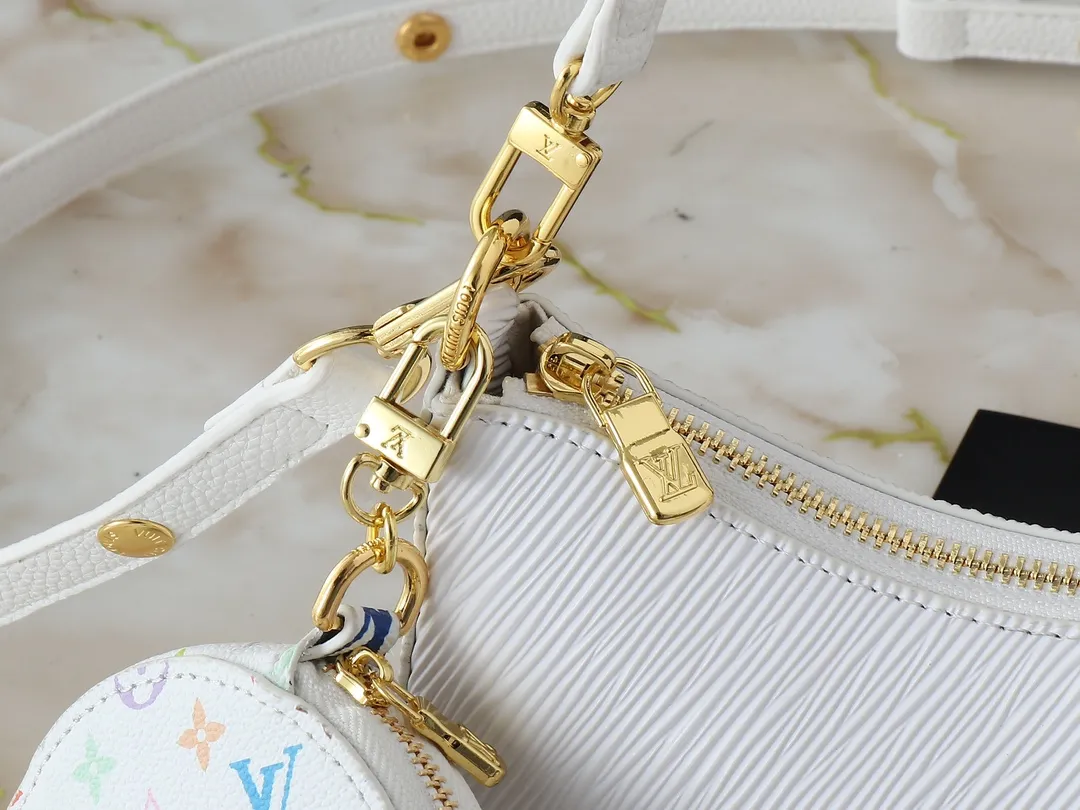 💰240💰Upgraded from the original M13100 M13099. This Marellini handbag is made of rich-textured Epi leather to create a delicate structure, with ample space to store daily necessities such as smartphones. The round coin purse and mirror are both made from the colorful Monogram canvas from the Louis Vuitton x Murakami collaboration series, and are fixed to the bag body with a rough metal chain. Dimensions: 19.0 x 13.5 x 6.5 cm (length x height x width)