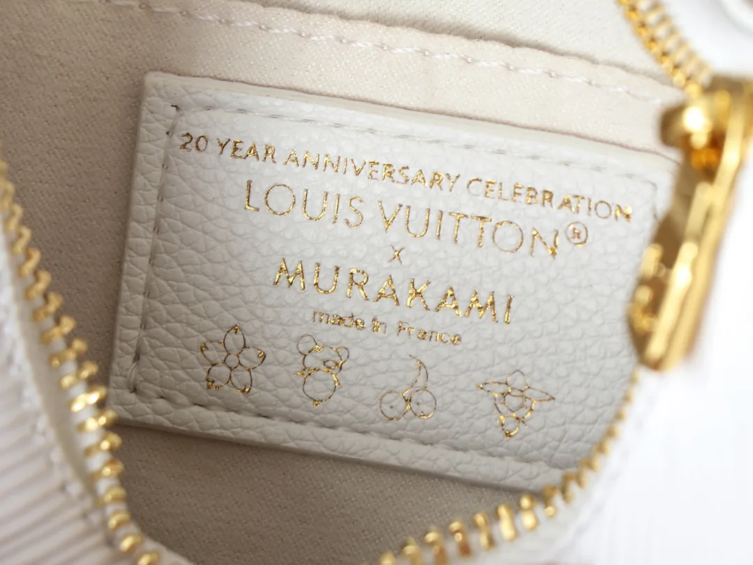 💰240💰Upgraded from the original M13100 M13099. This Marellini handbag is made of rich-textured Epi leather to create a delicate structure, with ample space to store daily necessities such as smartphones. The round coin purse and mirror are both made from the colorful Monogram canvas from the Louis Vuitton x Murakami collaboration series, and are fixed to the bag body with a rough metal chain. Dimensions: 19.0 x 13.5 x 6.5 cm (length x height x width)