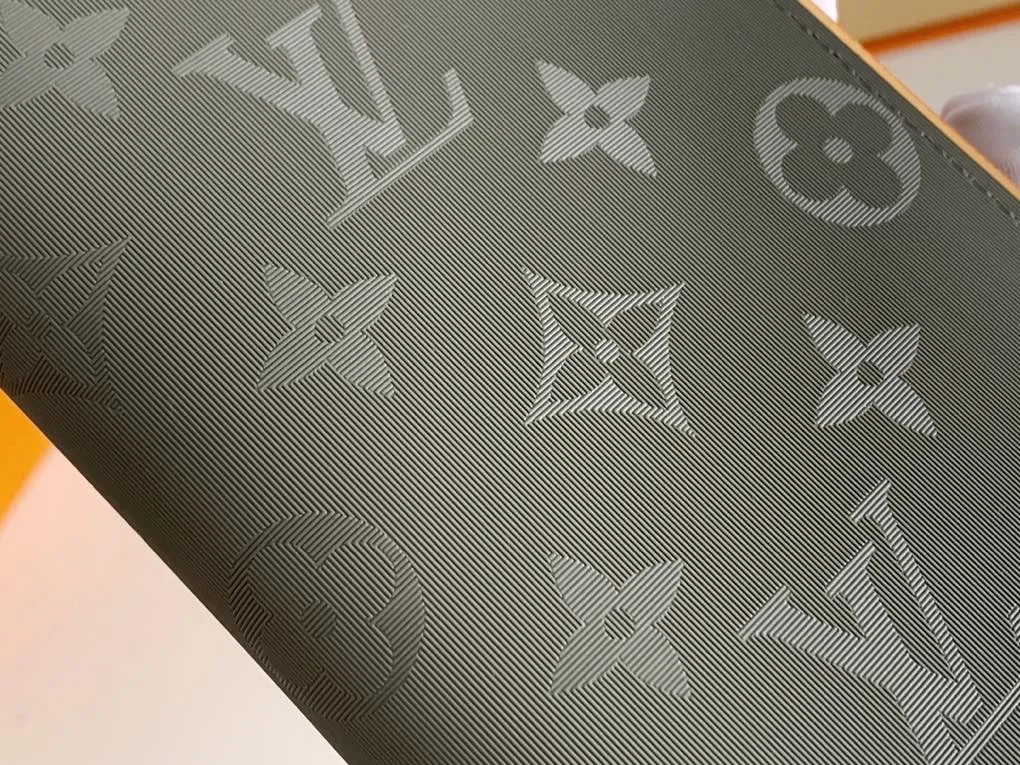 💰140 💎New BRAZZA Wallet This Louis Vuitton Brazza wallet is made of Monogram Titanium gray canvas fabric, which is inspired by space exploration - a key theme in the 2018-19 autumn and winter men's fashion show. This classic long wallet has a stylish and neat appearance and a compact and reasonable internal structure, with multiple pockets and credit card slots. Model: 63236 Dimensions: 10.0 x 19.0 x 2.0 cm.