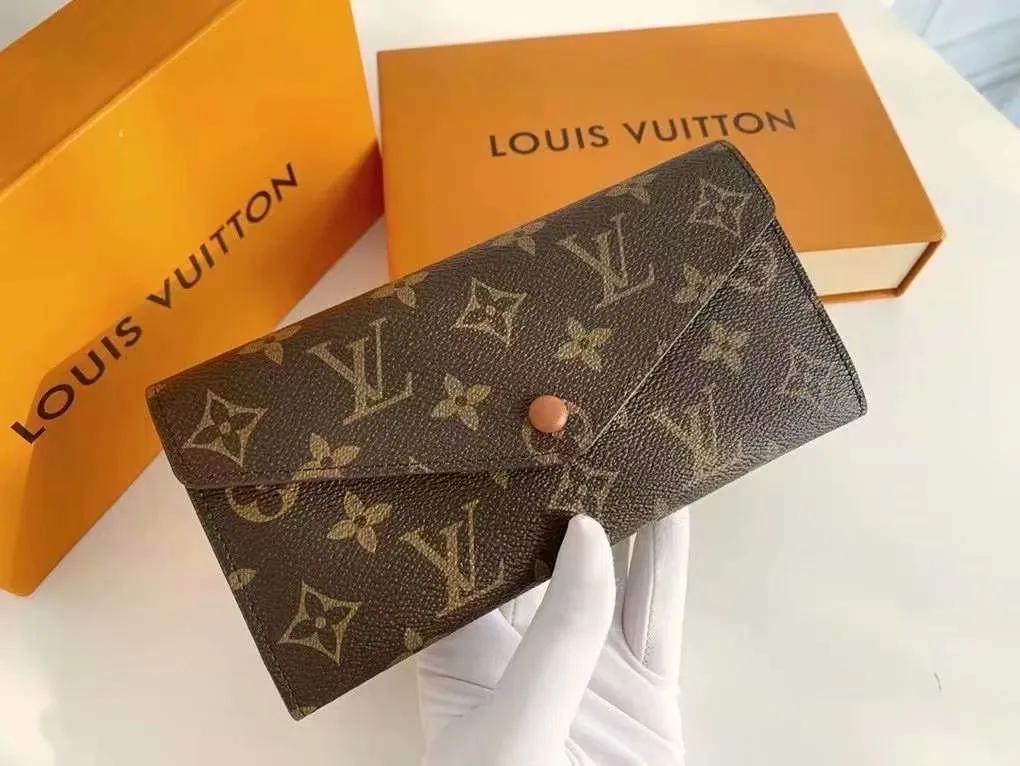 The P110Josephine Wallet is inspired by Louis Vuitton's first wallet. It is made of soft Monogram canvas and lined with brightly colored lining, giving the brand's classic design a unique and stylish beauty. The long, flat shape makes it easy to slip into any pocket or handbag. Model: M60708 Size: 19/10.