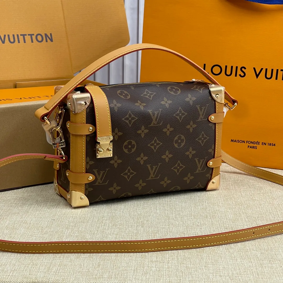 [Upgraded version] P560💰💞Upgraded version🎁 Comes with full packaging M46358🐶SIDE TRUNK handbag Nicolas Ghesquière repeatedly explored Louis Vuitton’s trunk-making heritage to create this Side Trunk small handbag. Monogram canvas is combined with leather trim, and the leather zipper puller creatively connects to the iconic S-lock, and the reinforced metal corners gather the eye. The wide handles and leather spaghetti strap are removable. Dimensions: 23 x 16 x 8 cm