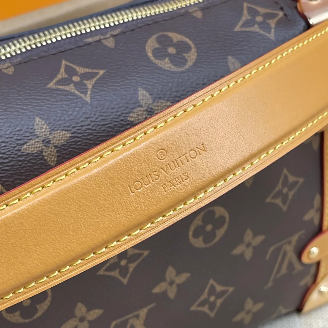 [Upgraded version] P560💰💞Upgraded version🎁 Comes with full packaging M46358🐶SIDE TRUNK handbag Nicolas Ghesquière repeatedly explored Louis Vuitton’s trunk-making heritage to create this Side Trunk small handbag. Monogram canvas is combined with leather trim, and the leather zipper puller creatively connects to the iconic S-lock, and the reinforced metal corners gather the eye. The wide handles and leather spaghetti strap are removable. Dimensions: 23 x 16 x 8 cm
