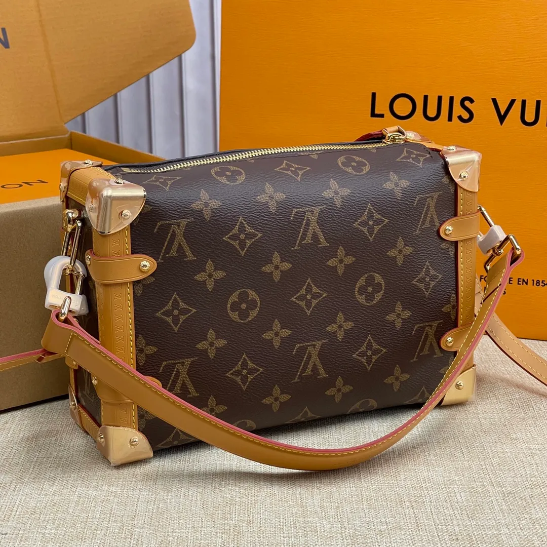[Upgraded version] P560💰💞Upgraded version🎁 Comes with full packaging M46358🐶SIDE TRUNK handbag Nicolas Ghesquière repeatedly explored Louis Vuitton’s trunk-making heritage to create this Side Trunk small handbag. Monogram canvas is combined with leather trim, and the leather zipper puller creatively connects to the iconic S-lock, and the reinforced metal corners gather the eye. The wide handles and leather spaghetti strap are removable. Dimensions: 23 x 16 x 8 cm