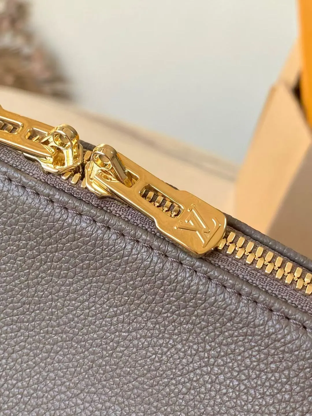 💰1040 (first-grain leather) top original order M26360 This small Express handbag can be called an urban luxury product. Its design is inspired by the brand's classic Keepall travel bag. It is made of fine cow leather and decorated with Monogram classic pattern borders and linings. It is paired with metal parts and the iconic key bag and padlock, showing the essence of Louis Vuitton's travel tradition. The compact size can accommodate daily belongings and can be carried in various ways, making it suitable for modern urban life. Dimensions: 26 × 17 × 13.5 cm