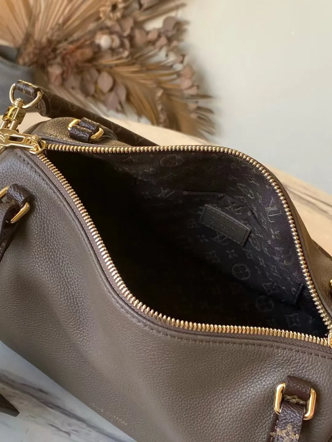 💰1040 (first-grain leather) top original order M26360 This small Express handbag can be called an urban luxury product. Its design is inspired by the brand's classic Keepall travel bag. It is made of fine cow leather and decorated with Monogram classic pattern borders and linings. It is paired with metal parts and the iconic key bag and padlock, showing the essence of Louis Vuitton's travel tradition. The compact size can accommodate daily belongings and can be carried in various ways, making it suitable for modern urban life. Dimensions: 26 × 17 × 13.5 cm