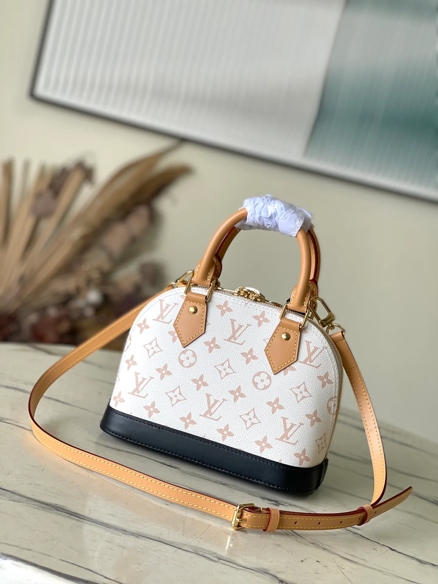 💰940 Top original single M46922 white flower Brand new single Dune canvas, "Alma BB" with modern flavor. The cowhide trim accentuates the beige tones, with fungus leather accents on the handles and straps, and black on the bottom of the bag and keychain. 2 top handles and removable strap allow for a variety of styles. Dimensions: 23.5 x 17.5 x 11.5 cm (length x height x width)