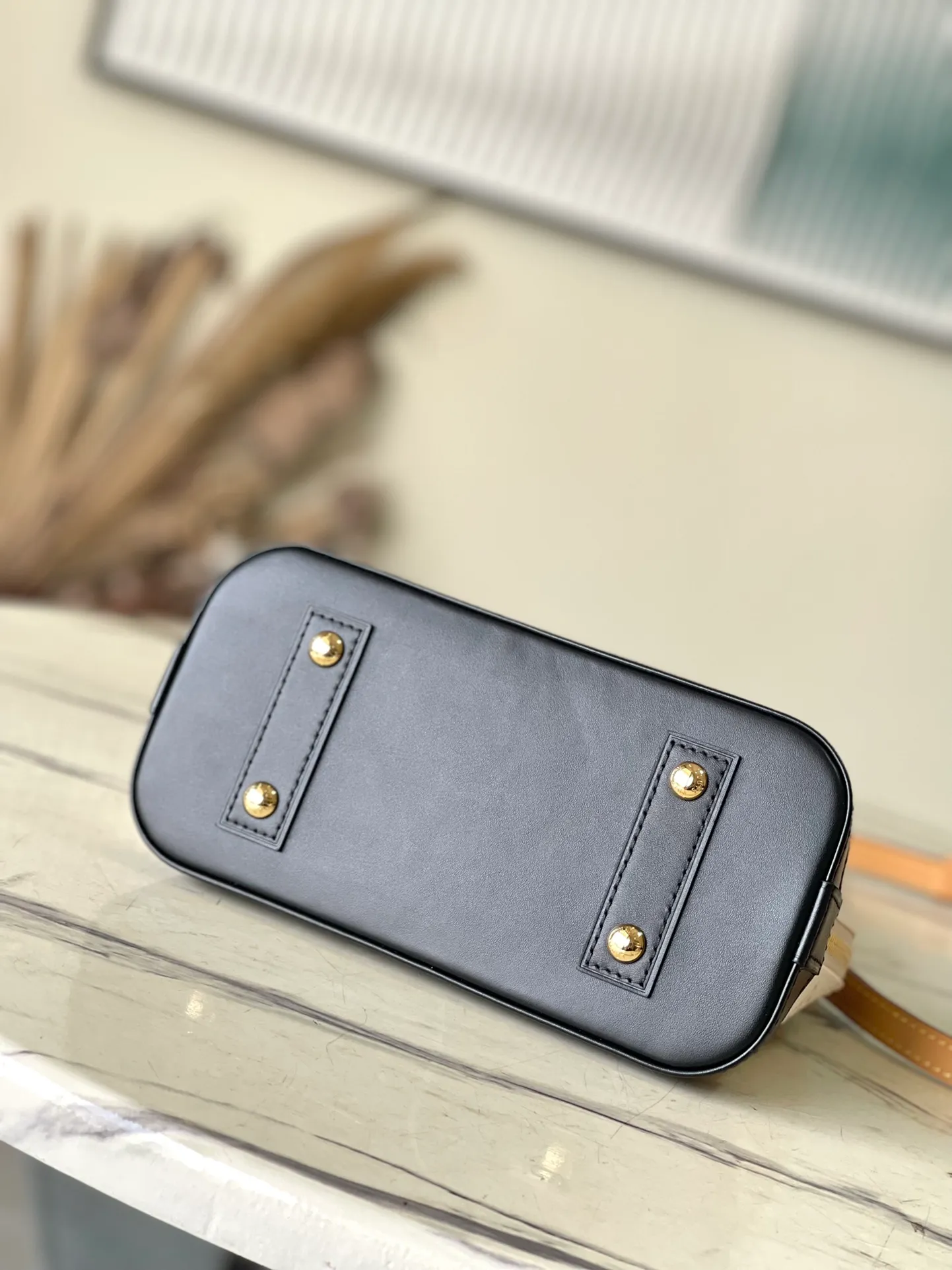 💰940 Top original single M46922 white flower Brand new single Dune canvas, "Alma BB" with modern flavor. The cowhide trim accentuates the beige tones, with fungus leather accents on the handles and straps, and black on the bottom of the bag and keychain. 2 top handles and removable strap allow for a variety of styles. Dimensions: 23.5 x 17.5 x 11.5 cm (length x height x width)