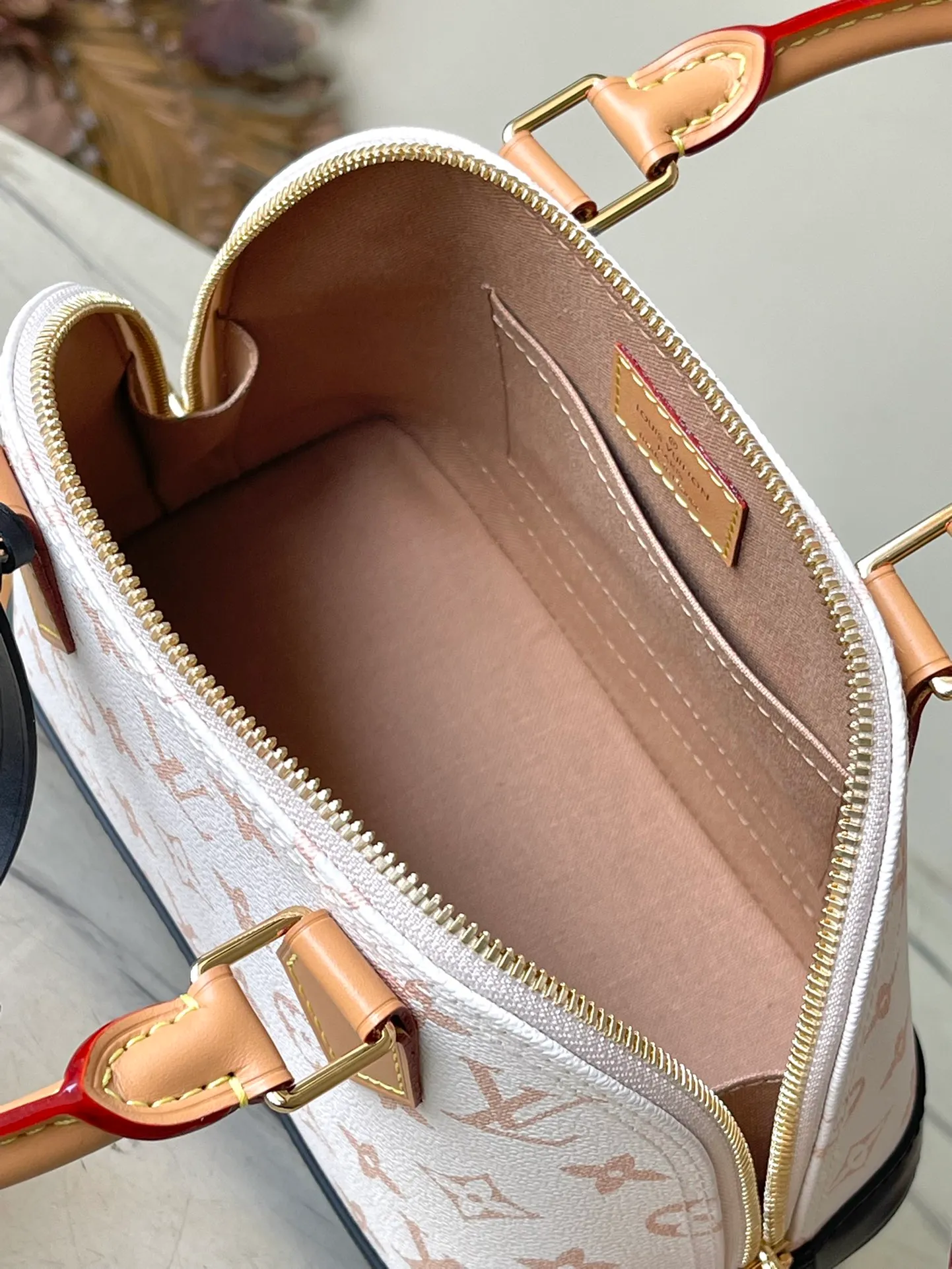 💰940 Top original single M46922 white flower Brand new single Dune canvas, "Alma BB" with modern flavor. The cowhide trim accentuates the beige tones, with fungus leather accents on the handles and straps, and black on the bottom of the bag and keychain. 2 top handles and removable strap allow for a variety of styles. Dimensions: 23.5 x 17.5 x 11.5 cm (length x height x width)