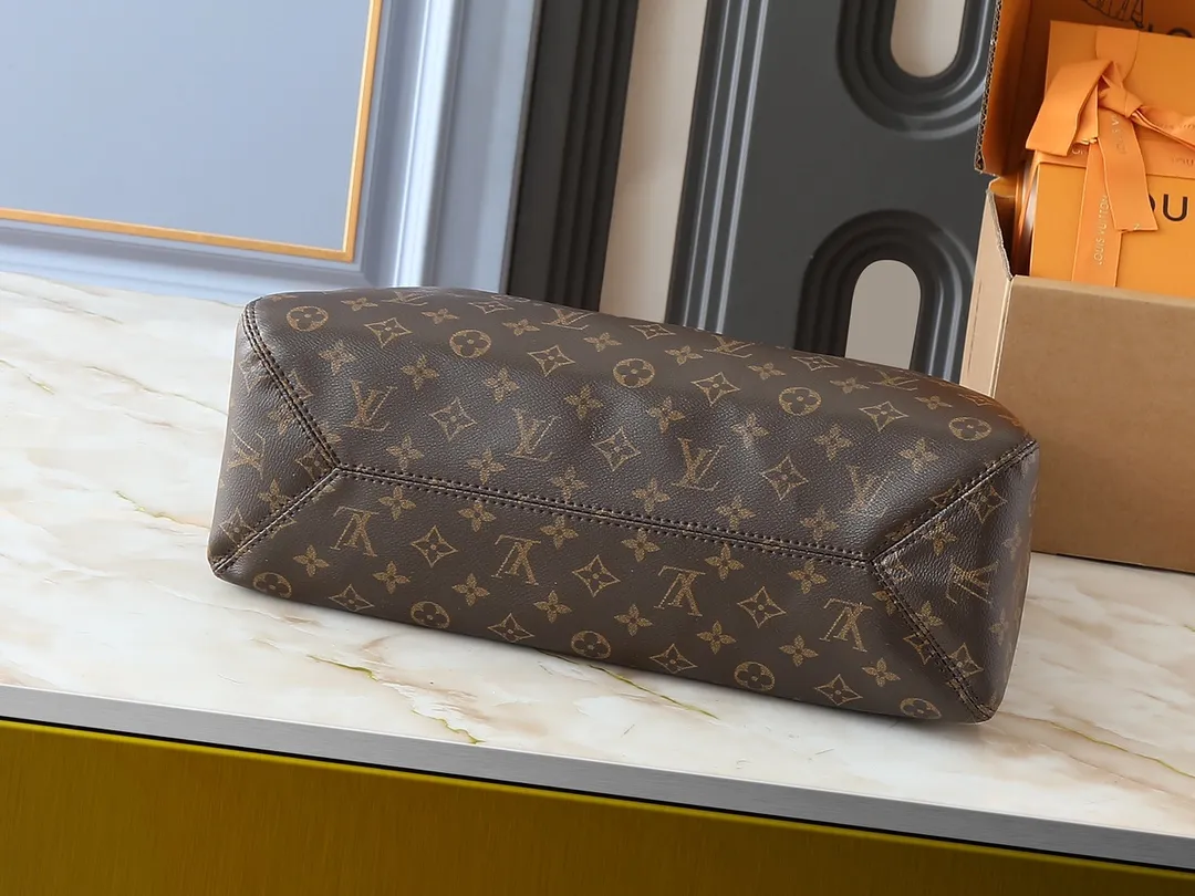 💰260💰Upgraded from the original M12940 M12941 This small The Drop handbag draws inspiration from the Flower Hobo handbag that came out in 2018. It is cut from classic Monogram canvas to create an elegant configuration that combines trendy style and practical function. A signature padlock adorns the nameplate and is a sophisticated detail along with rich leather trim. It can easily store daily needs and fit in with the rhythm of urban life. Dimensions: 42.0 x 23.0 x 17.0 cm (length x height x width)