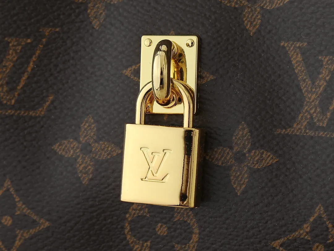 💰260💰Upgraded from the original M12940 M12941 This small The Drop handbag draws inspiration from the Flower Hobo handbag that came out in 2018. It is cut from classic Monogram canvas to create an elegant configuration that combines trendy style and practical function. A signature padlock adorns the nameplate and is a sophisticated detail along with rich leather trim. It can easily store daily needs and fit in with the rhythm of urban life. Dimensions: 42.0 x 23.0 x 17.0 cm (length x height x width)
