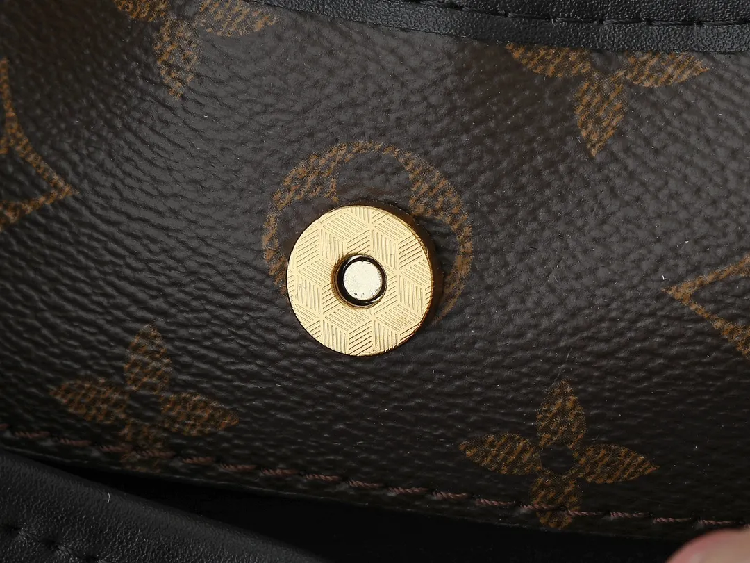 💰260💰Upgraded from the original M12940 M12941 This small The Drop handbag draws inspiration from the Flower Hobo handbag that came out in 2018. It is cut from classic Monogram canvas to create an elegant configuration that combines trendy style and practical function. A signature padlock adorns the nameplate and is a sophisticated detail along with rich leather trim. It can easily store daily needs and fit in with the rhythm of urban life. Dimensions: 42.0 x 23.0 x 17.0 cm (length x height x width)