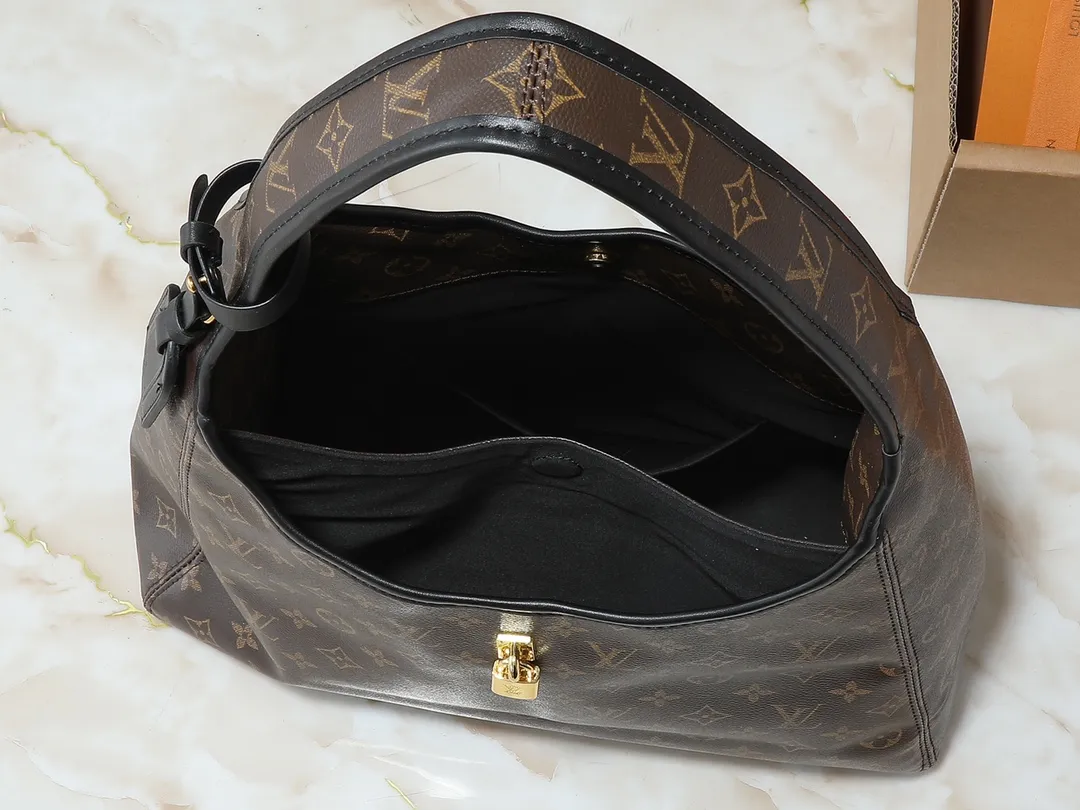 💰260💰Upgraded from the original M12940 M12941 This small The Drop handbag draws inspiration from the Flower Hobo handbag that came out in 2018. It is cut from classic Monogram canvas to create an elegant configuration that combines trendy style and practical function. A signature padlock adorns the nameplate and is a sophisticated detail along with rich leather trim. It can easily store daily needs and fit in with the rhythm of urban life. Dimensions: 42.0 x 23.0 x 17.0 cm (length x height x width)