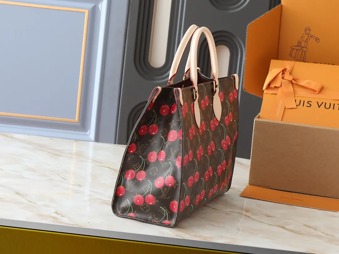 💰260💰Upgraded original version 🔥New style🔥M45039 M45321 M44571 This Onthego medium handbag combines classic Monogram canvas and Monogram Reverse canvas on both sides to present completely different styles. Toron's dual handles and shoulder strap allow for a variety of carrying options. Dimensions: 34.0 x 26.0 x 13.0 cm (length x height x width)