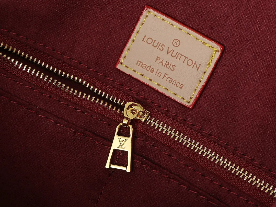 💰260💰Upgraded original version 🔥New style🔥M45039 M45321 M44571 This Onthego medium handbag combines classic Monogram canvas and Monogram Reverse canvas on both sides to present completely different styles. Toron's dual handles and shoulder strap allow for a variety of carrying options. Dimensions: 34.0 x 26.0 x 13.0 cm (length x height x width)