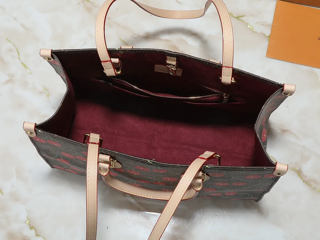 💰260💰Upgraded original version 🔥New style🔥M45039 M45321 M44571 This Onthego medium handbag combines classic Monogram canvas and Monogram Reverse canvas on both sides to present completely different styles. Toron's dual handles and shoulder strap allow for a variety of carrying options. Dimensions: 34.0 x 26.0 x 13.0 cm (length x height x width)