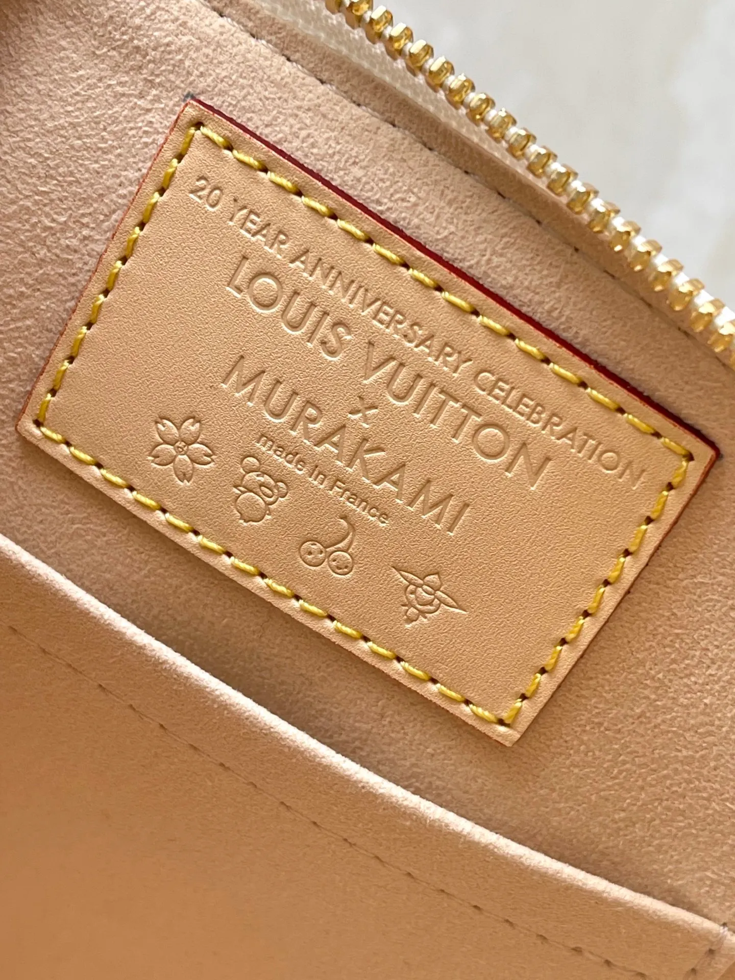 💰1080 Top original order M13078 This AmaBB handbag is filled with the joyful style of the Louis Vuitton x Murakami collaboration series, cleverly recalling the Art Deco style design of the 1930s. Monogram coated canvas is dyed in Murakami’s playful tones, and classic cow leather elements are incorporated into the Toron handle, bag base, detachable shoulder strap and LVxTM key bag. Dimensions: 23.5 × 17.5 × 11.5 cm