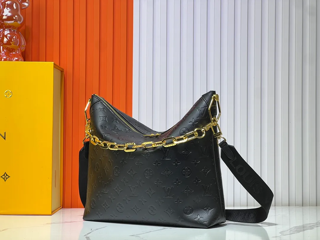 Batch 260💰Upgraded original M12068 M12071 M12072 This new Coussin series of hobo bags combines fashion and functionality, and combines the series’ iconic design elements. The bag is made of smooth cotton-paved leather and is embossed with the brand's Monogram pattern. The signature thick chain strap is accented with gold-tone hardware, while the wide detachable textile shoulder strap allows you to carry it in different ways. This versatile style is large enough to hold a laptop and features a removable zip pocket. Dimensions: 38x33x10 cm