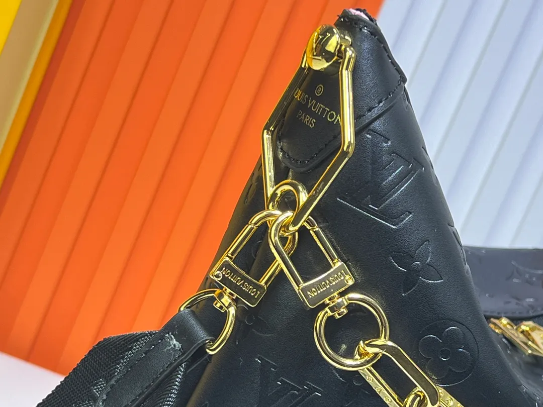 Batch 260💰Upgraded original M12068 M12071 M12072 This new Coussin series of hobo bags combines fashion and functionality, and combines the series’ iconic design elements. The bag is made of smooth cotton-paved leather and is embossed with the brand's Monogram pattern. The signature thick chain strap is accented with gold-tone hardware, while the wide detachable textile shoulder strap allows you to carry it in different ways. This versatile style is large enough to hold a laptop and features a removable zip pocket. Dimensions: 38x33x10 cm
