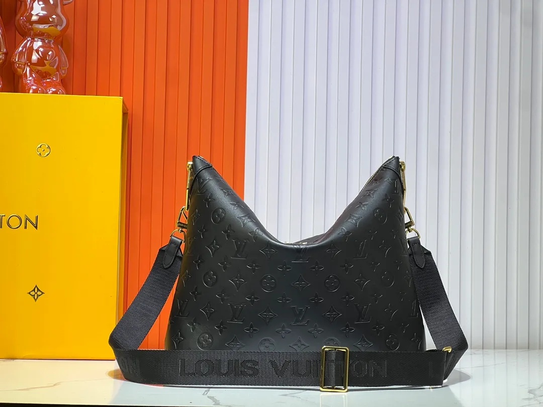 Batch 260💰Upgraded original M12068 M12071 M12072 This new Coussin series of hobo bags combines fashion and functionality, and combines the series’ iconic design elements. The bag is made of smooth cotton-paved leather and is embossed with the brand's Monogram pattern. The signature thick chain strap is accented with gold-tone hardware, while the wide detachable textile shoulder strap allows you to carry it in different ways. This versatile style is large enough to hold a laptop and features a removable zip pocket. Dimensions: 38x33x10 cm