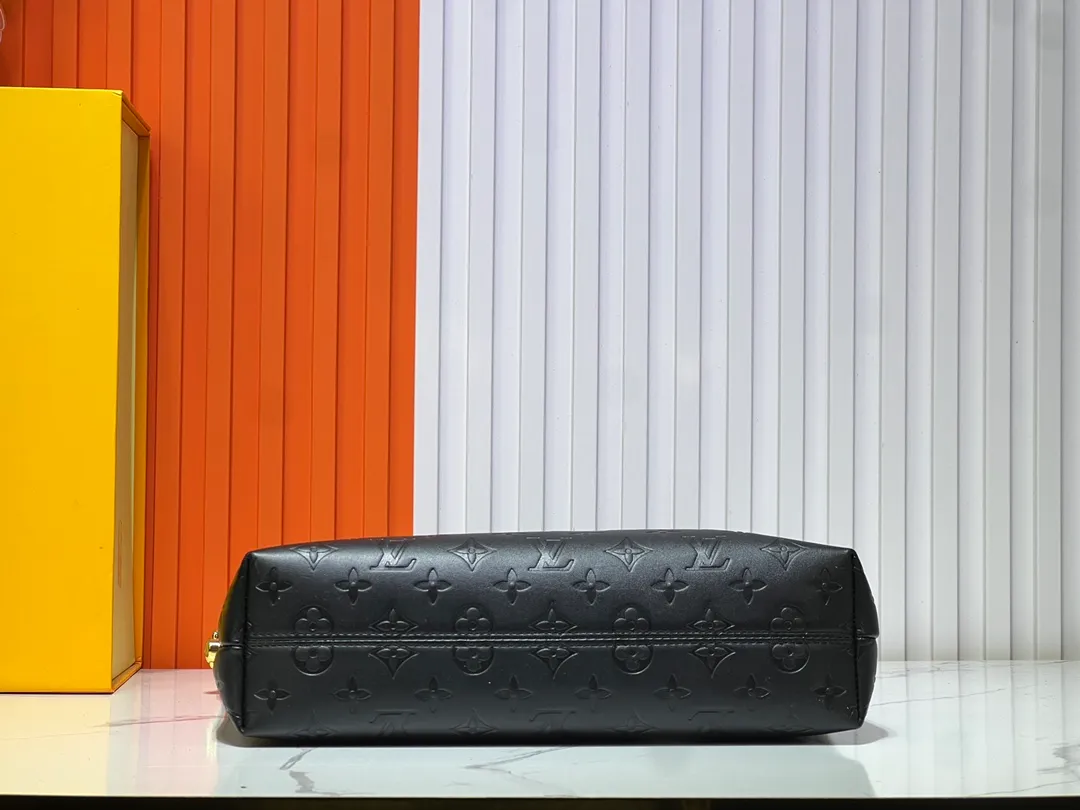 Batch 260💰Upgraded original M12068 M12071 M12072 This new Coussin series of hobo bags combines fashion and functionality, and combines the series’ iconic design elements. The bag is made of smooth cotton-paved leather and is embossed with the brand's Monogram pattern. The signature thick chain strap is accented with gold-tone hardware, while the wide detachable textile shoulder strap allows you to carry it in different ways. This versatile style is large enough to hold a laptop and features a removable zip pocket. Dimensions: 38x33x10 cm