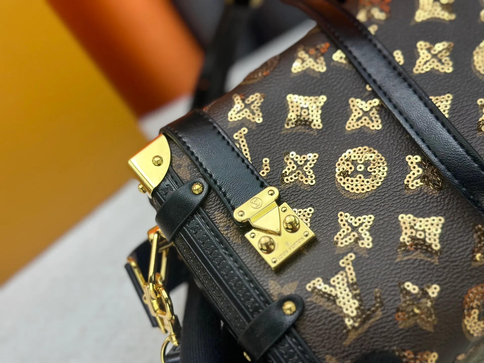 P400 46358 Gold sequins, sneak peek of the actual LV September series!! The cat series was very popular N years ago. This year, LV collaborated with Grace again, and a small part of the actual items were revealed ~ LV collaborated with stylist Grace Coddington on "Cats That Can't Wake Up". Don't miss it if you are a cat lover. Style No. 15154#S-lock. The lock and detachable chain sparkle with gold. The appropriate size makes it easy to store daily items such as lipstick. Dimensions: 23.5×16x 8.5cm (lengthxheightxwidth)