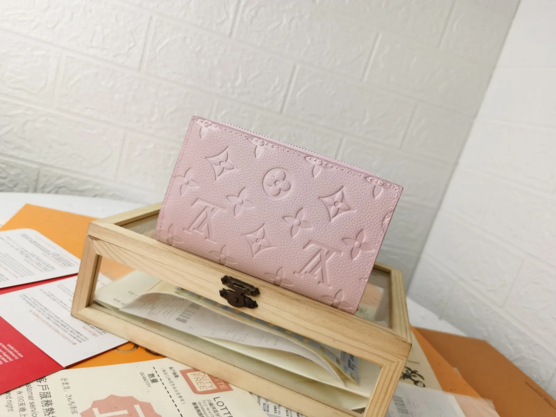 P150💰Top original version💎[Real shot with home background]M86366 Diamond Pattern Series This checkered wallet that combines a variety of styles is made of canvas and can carry credit cards, banknotes, and money with you. The eye-catching buckle is engraved with the Louis Vuitton signature, and the gorgeous gold-toned brass rivets add sophistication. Size: 13✖9cm