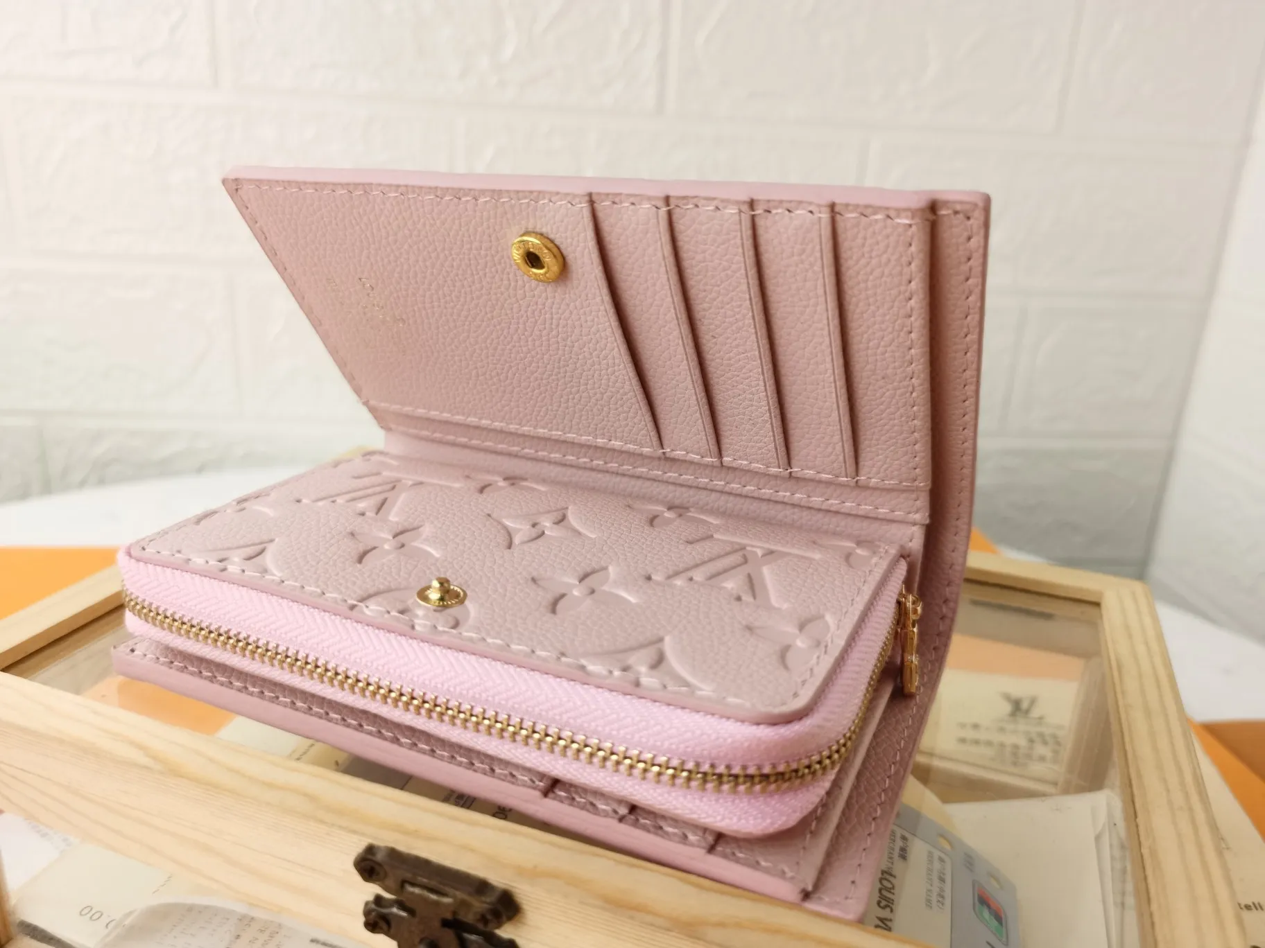 P150💰Top original version💎[Real shot with home background]M86366 Diamond Pattern Series This checkered wallet that combines a variety of styles is made of canvas and can carry credit cards, banknotes, and money with you. The eye-catching buckle is engraved with the Louis Vuitton signature, and the gorgeous gold-toned brass rivets add sophistication. Size: 13✖9cm