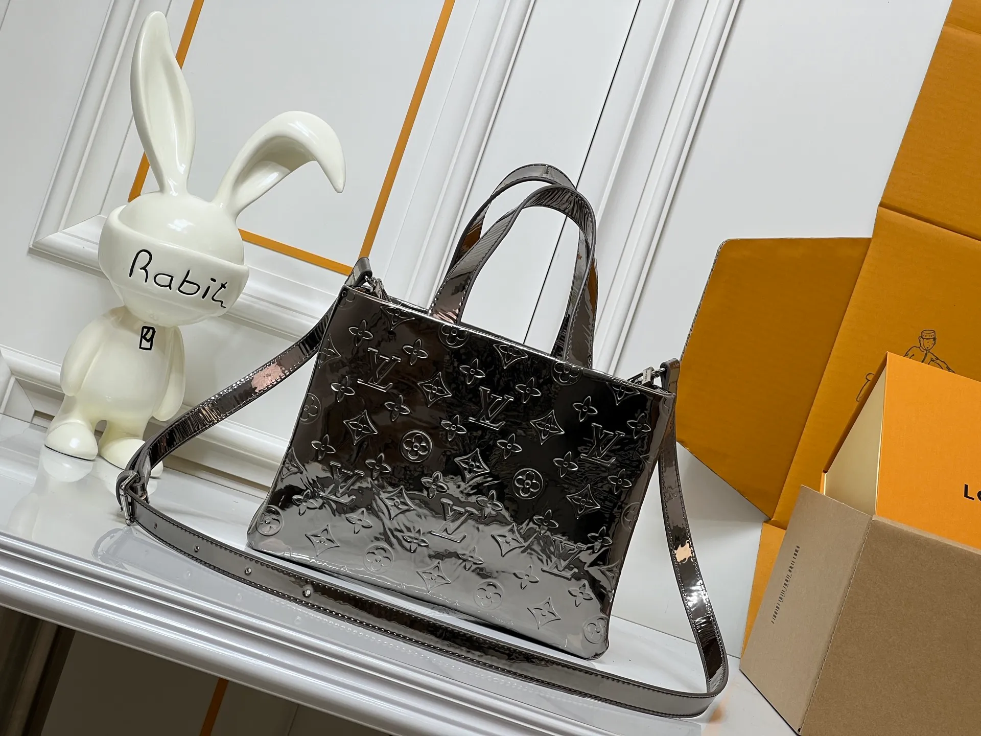 Batch 280💰M13940 Mirror Silver Rose Gold Gunmetal Brown Check Gradient Pink Gradient Blue Khaki Colored Check Black Check Presbyopia Orange Black Green Pink PHARREL and NIGO collection’s joint series top original order This Shopper medium handbag draws inspiration from Louis Vuitton shopping bags, expressing Louis Vuitton and Maison Fondée En 1854 in soft cow leather Lettering, top handle and removable shoulder strap. 25x19x11 • Cow leather • Cow leather trim • Textile lining • Metal hardware • Musketon closure • Main compartment • Zip pocket • Double patch pockets • Handles: Double handle