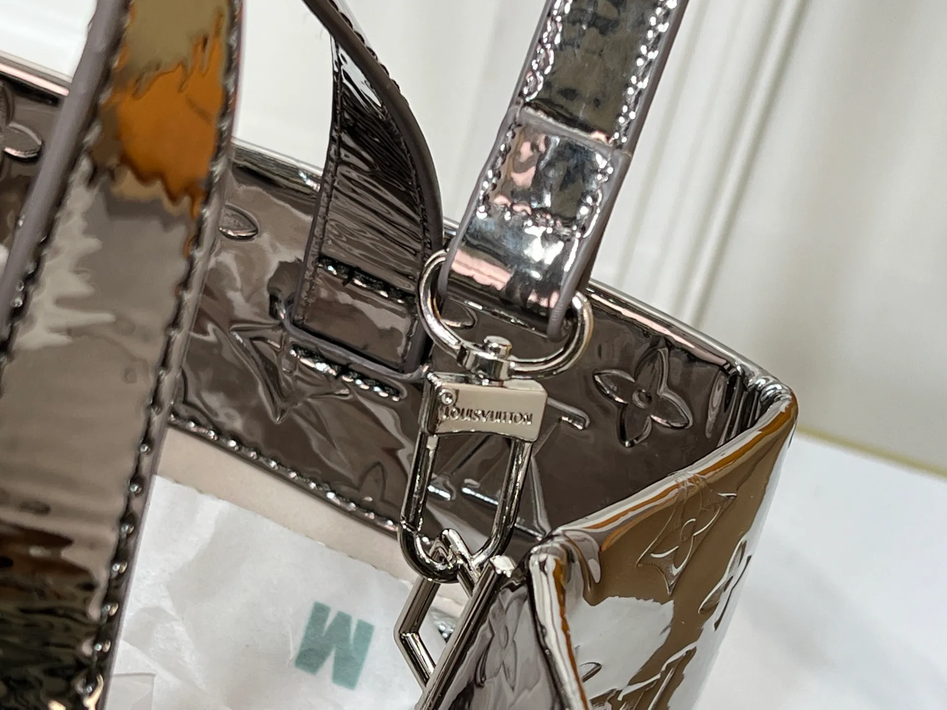 Batch 280💰M13940 Mirror Silver Rose Gold Gunmetal Brown Check Gradient Pink Gradient Blue Khaki Colored Check Black Check Presbyopia Orange Black Green Pink PHARREL and NIGO collection’s joint series top original order This Shopper medium handbag draws inspiration from Louis Vuitton shopping bags, expressing Louis Vuitton and Maison Fondée En 1854 in soft cow leather Lettering, top handle and removable shoulder strap. 25x19x11 • Cow leather • Cow leather trim • Textile lining • Metal hardware • Musketon closure • Main compartment • Zip pocket • Double patch pockets • Handles: Double handle