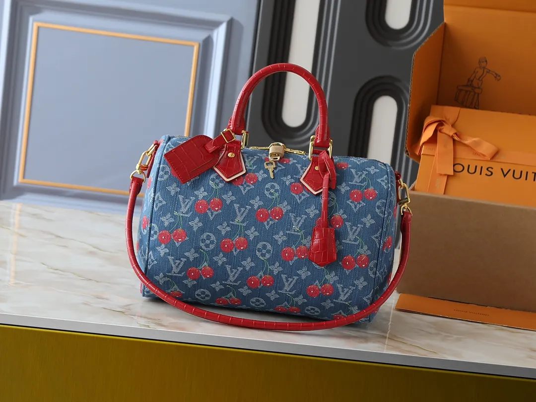 💰300💰Upgraded from the original N87627 M13344 M40391. This Speedy Soft 30 handbag relies on Louis Vuitton's exquisite bleaching process to trace the Monogram Denim pattern born in 2005 on the cotton surface, and then uses leather trim and glossy metal parts to highlight the details. The key pouch and detachable name tag pay homage to the brand's trunk-making heritage, while the detachable Toron handle makes it comfortable to carry on the shoulder. Dimensions: 30.0 x 21.0 x 17.0 cm (length x height x width)
