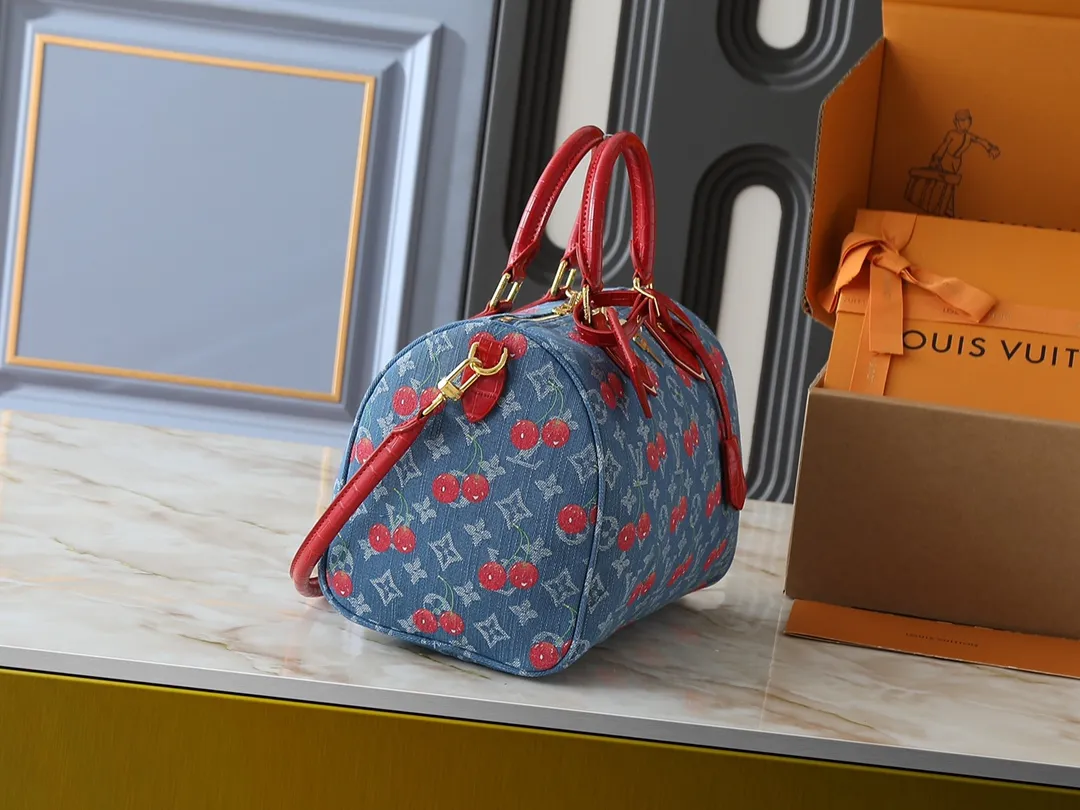 💰300💰Upgraded from the original N87627 M13344 M40391. This Speedy Soft 30 handbag relies on Louis Vuitton's exquisite bleaching process to trace the Monogram Denim pattern born in 2005 on the cotton surface, and then uses leather trim and glossy metal parts to highlight the details. The key pouch and detachable name tag pay homage to the brand's trunk-making heritage, while the detachable Toron handle makes it comfortable to carry on the shoulder. Dimensions: 30.0 x 21.0 x 17.0 cm (length x height x width)