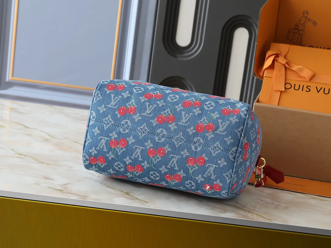 💰300💰Upgraded from the original N87627 M13344 M40391. This Speedy Soft 30 handbag relies on Louis Vuitton's exquisite bleaching process to trace the Monogram Denim pattern born in 2005 on the cotton surface, and then uses leather trim and glossy metal parts to highlight the details. The key pouch and detachable name tag pay homage to the brand's trunk-making heritage, while the detachable Toron handle makes it comfortable to carry on the shoulder. Dimensions: 30.0 x 21.0 x 17.0 cm (length x height x width)