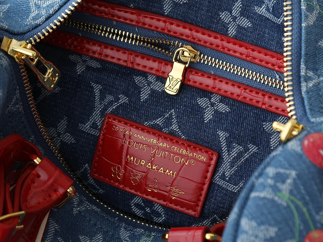 💰300💰Upgraded from the original N87627 M13344 M40391. This Speedy Soft 30 handbag relies on Louis Vuitton's exquisite bleaching process to trace the Monogram Denim pattern born in 2005 on the cotton surface, and then uses leather trim and glossy metal parts to highlight the details. The key pouch and detachable name tag pay homage to the brand's trunk-making heritage, while the detachable Toron handle makes it comfortable to carry on the shoulder. Dimensions: 30.0 x 21.0 x 17.0 cm (length x height x width)