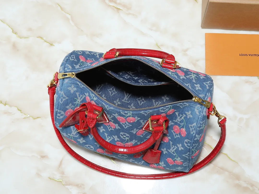 💰300💰Upgraded from the original N87627 M13344 M40391. This Speedy Soft 30 handbag relies on Louis Vuitton's exquisite bleaching process to trace the Monogram Denim pattern born in 2005 on the cotton surface, and then uses leather trim and glossy metal parts to highlight the details. The key pouch and detachable name tag pay homage to the brand's trunk-making heritage, while the detachable Toron handle makes it comfortable to carry on the shoulder. Dimensions: 30.0 x 21.0 x 17.0 cm (length x height x width)
