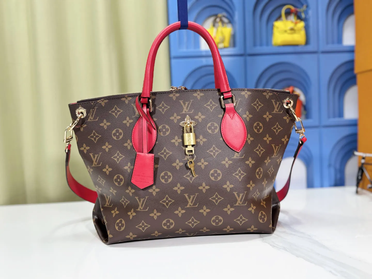 P Large 140 Small 130 Upgraded Original M44351 M44350 M44359 This FlowerBB zipper Tote handbag is made of soft Monogram canvas, equipped with smooth leather handles, shoulder straps and side seams. The shining golden metal flower padlock is the finishing touch. The versatile small bag has a soft, round shape that adds Louis Vuitton's signature femininity to casual looks. Large size 36-28-17, small size 29-23.5-13.5