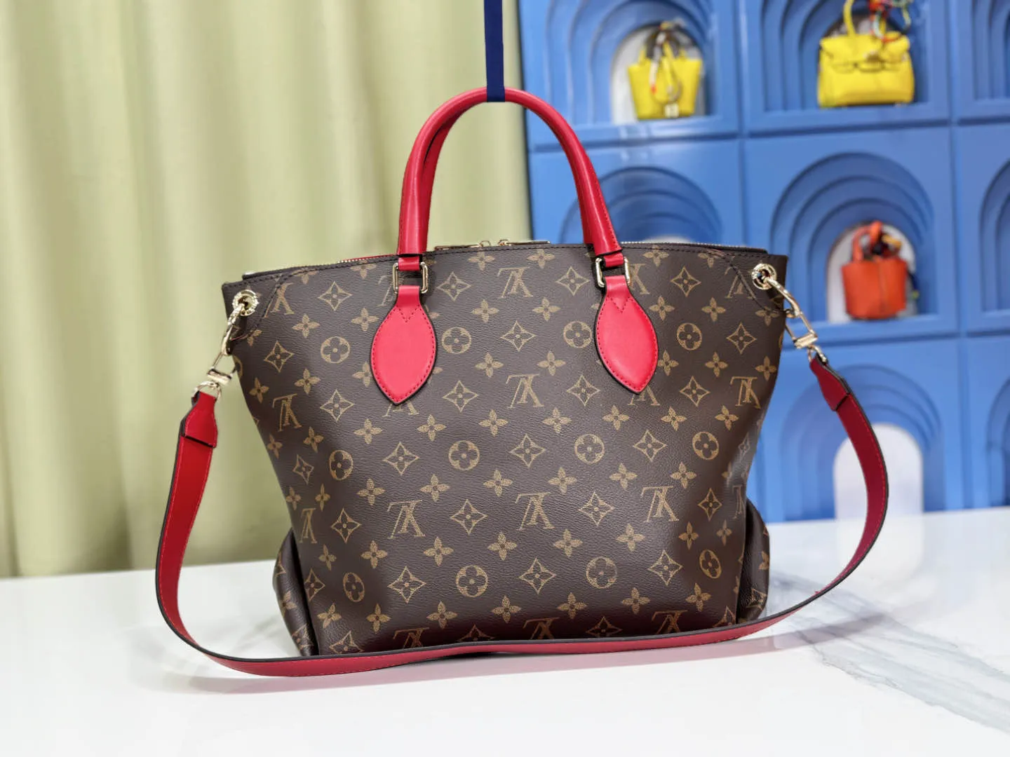 P Large 140 Small 130 Upgraded Original M44351 M44350 M44359 This FlowerBB zipper Tote handbag is made of soft Monogram canvas, equipped with smooth leather handles, shoulder straps and side seams. The shining golden metal flower padlock is the finishing touch. The versatile small bag has a soft, round shape that adds Louis Vuitton's signature femininity to casual looks. Large size 36-28-17, small size 29-23.5-13.5