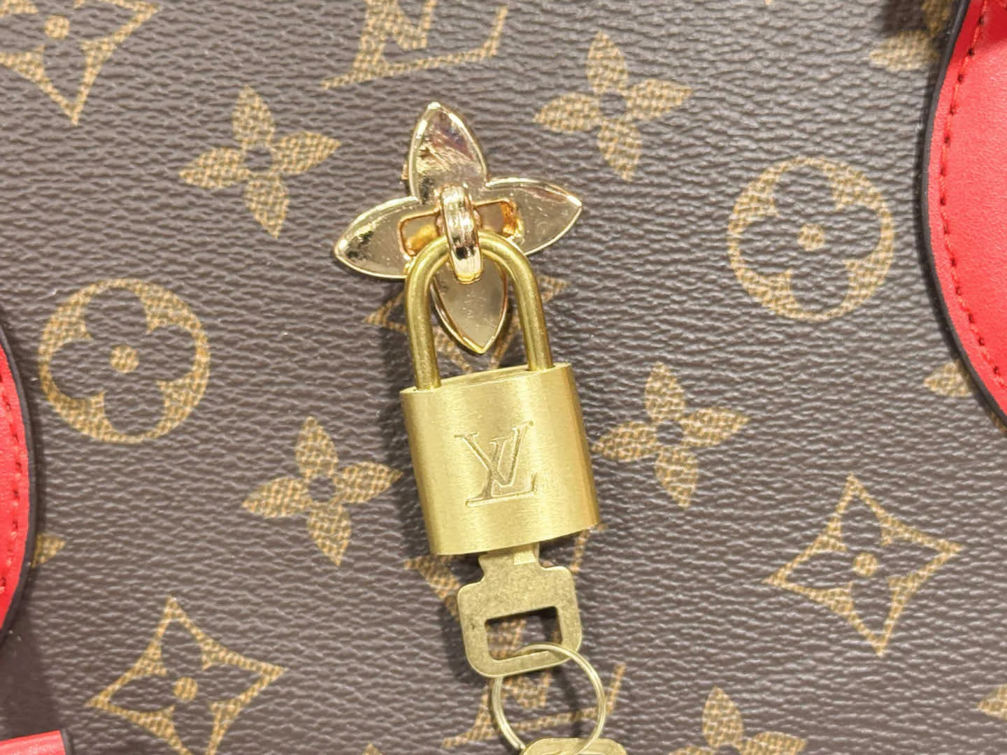 P Large 140 Small 130 Upgraded Original M44351 M44350 M44359 This FlowerBB zipper Tote handbag is made of soft Monogram canvas, equipped with smooth leather handles, shoulder straps and side seams. The shining golden metal flower padlock is the finishing touch. The versatile small bag has a soft, round shape that adds Louis Vuitton's signature femininity to casual looks. Large size 36-28-17, small size 29-23.5-13.5