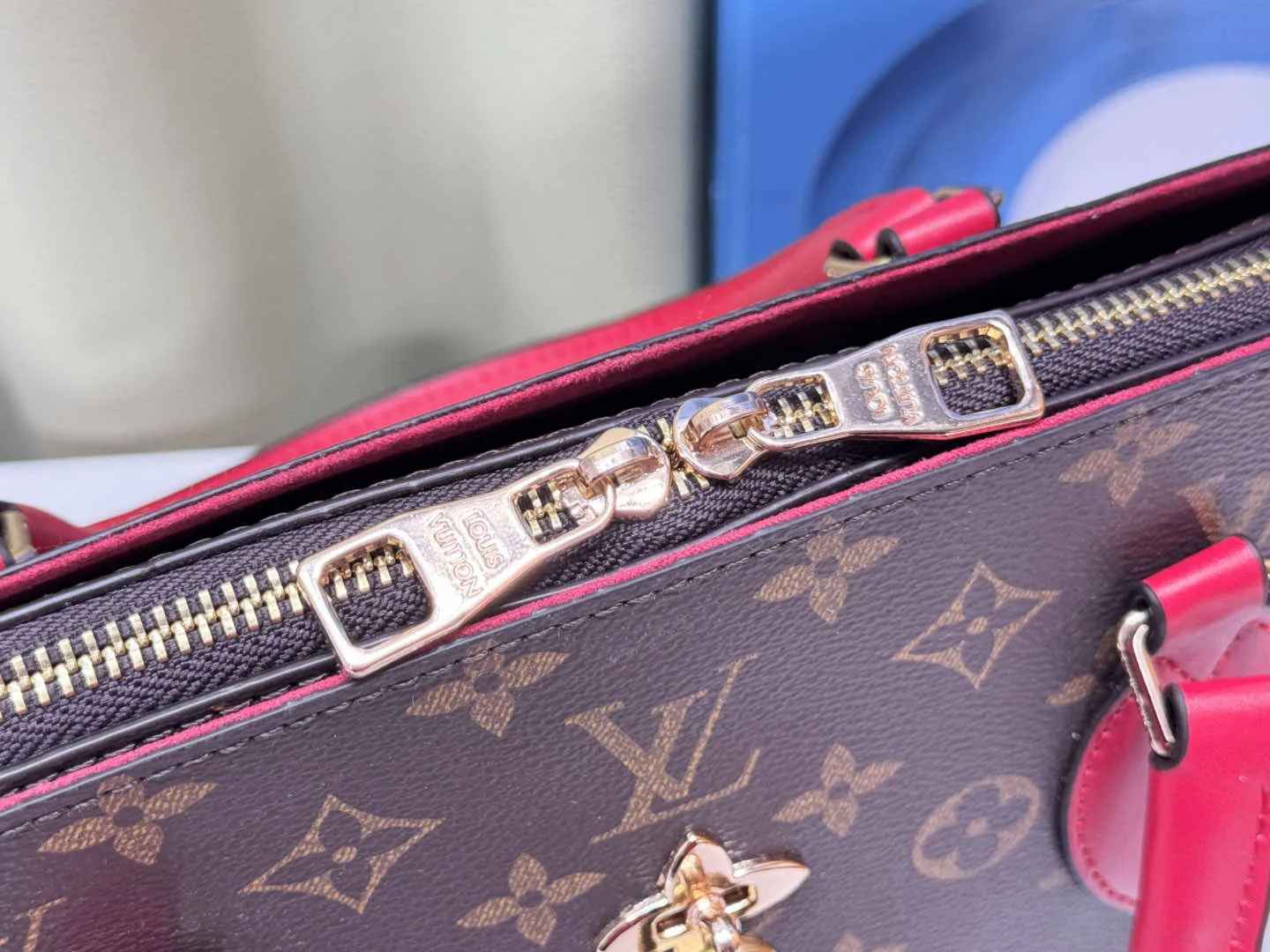 P Large 140 Small 130 Upgraded Original M44351 M44350 M44359 This FlowerBB zipper Tote handbag is made of soft Monogram canvas, equipped with smooth leather handles, shoulder straps and side seams. The shining golden metal flower padlock is the finishing touch. The versatile small bag has a soft, round shape that adds Louis Vuitton's signature femininity to casual looks. Large size 36-28-17, small size 29-23.5-13.5