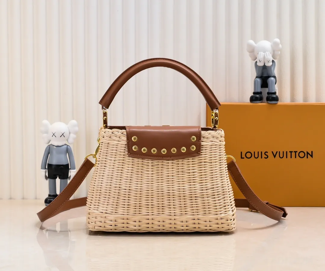 Upgraded version P680 M11617 This CapucinesBB handbag has a unique rattan woven structure, paying tribute to the Louis Vuitton picnic box design that came out in 1892. The cow leather shapes the top handle and flap, the LV letters reveal a metallic texture, and the detachable and adjustable leather shoulder strap makes it easy to carry on the shoulder. The gift box packaging provided with this product may be reasonably adjusted depending on the stock situation, and may be different from the packaging style displayed on this product page. Please refer to the actual gift box packaging style received for details. Size:27×17.3×9cm