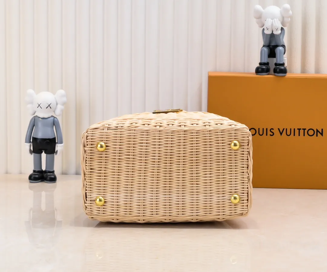 Upgraded version P680 M11617 This CapucinesBB handbag has a unique rattan woven structure, paying tribute to the Louis Vuitton picnic box design that came out in 1892. The cow leather shapes the top handle and flap, the LV letters reveal a metallic texture, and the detachable and adjustable leather shoulder strap makes it easy to carry on the shoulder. The gift box packaging provided with this product may be reasonably adjusted depending on the stock situation, and may be different from the packaging style displayed on this product page. Please refer to the actual gift box packaging style received for details. Size:27×17.3×9cm