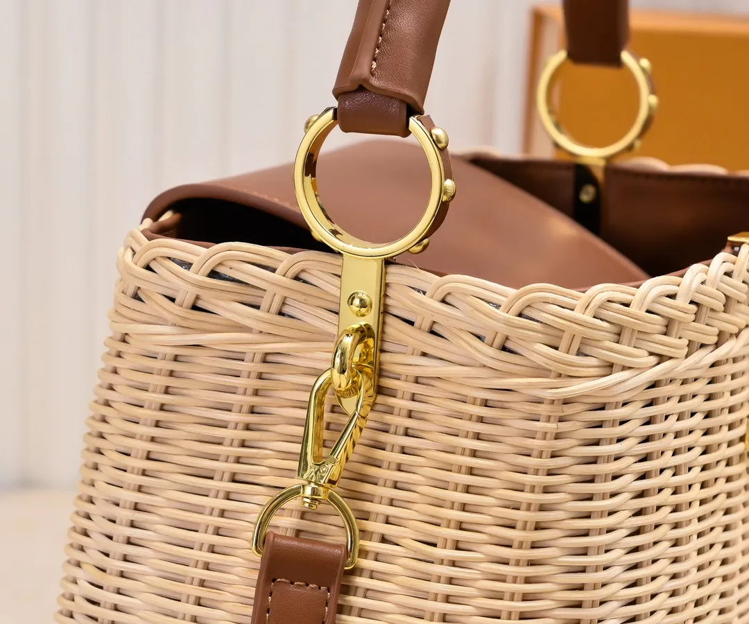 Upgraded version P680 M11617 This CapucinesBB handbag has a unique rattan woven structure, paying tribute to the Louis Vuitton picnic box design that came out in 1892. The cow leather shapes the top handle and flap, the LV letters reveal a metallic texture, and the detachable and adjustable leather shoulder strap makes it easy to carry on the shoulder. The gift box packaging provided with this product may be reasonably adjusted depending on the stock situation, and may be different from the packaging style displayed on this product page. Please refer to the actual gift box packaging style received for details. Size:27×17.3×9cm