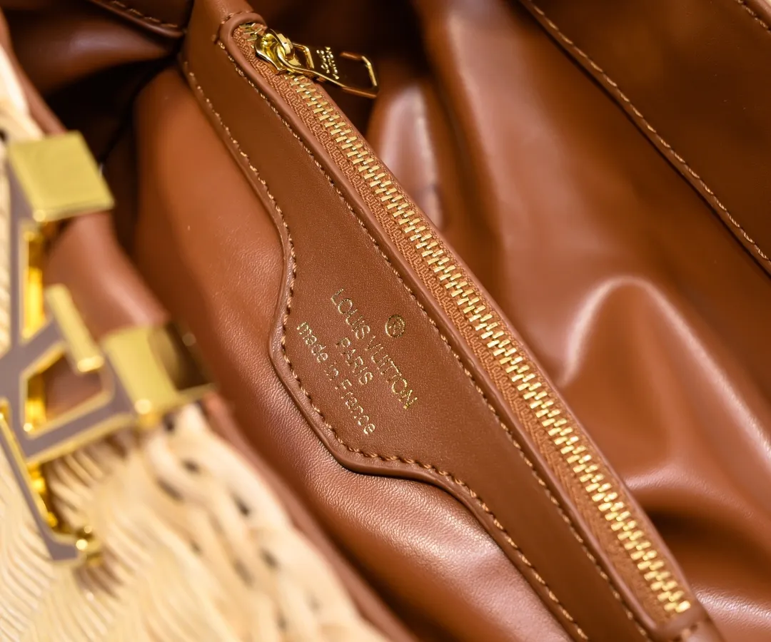 Upgraded version P680 M11617 This CapucinesBB handbag has a unique rattan woven structure, paying tribute to the Louis Vuitton picnic box design that came out in 1892. The cow leather shapes the top handle and flap, the LV letters reveal a metallic texture, and the detachable and adjustable leather shoulder strap makes it easy to carry on the shoulder. The gift box packaging provided with this product may be reasonably adjusted depending on the stock situation, and may be different from the packaging style displayed on this product page. Please refer to the actual gift box packaging style received for details. Size:27×17.3×9cm