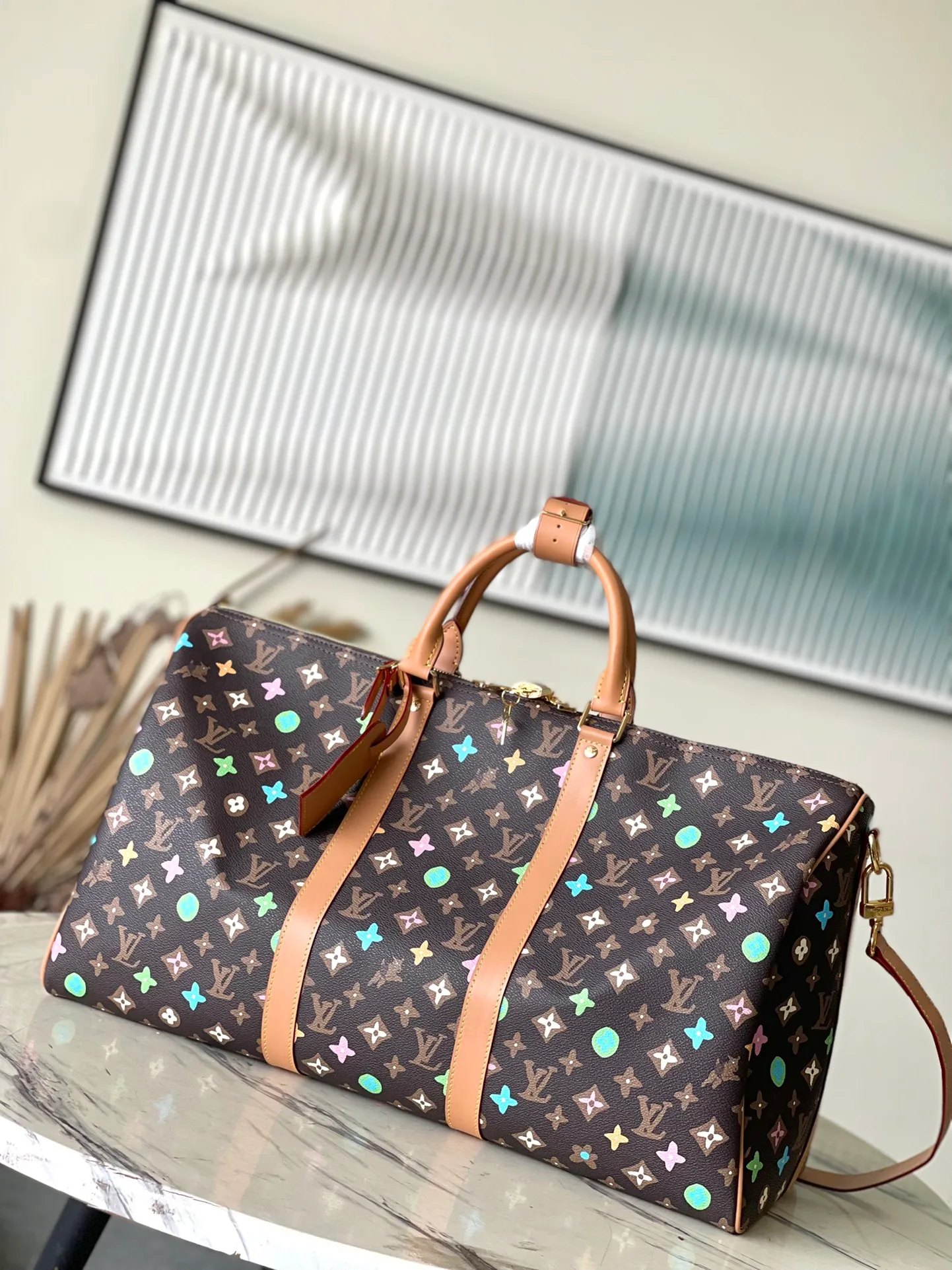 💰1180 Top original order M24901 KEEPALL BANDOULIERE This Keepall Bandouliere50 travel bag is made of colorful Monogram Craggy canvas, showing Tyler's hand-painted Monogram pattern, daisies and hard dog elements. Fine cow leather wraps the top handles, side straps, detachable shoulder strap and detachable wave-effect nameplate. Dimensions: 50 × 29 × 26 cm
