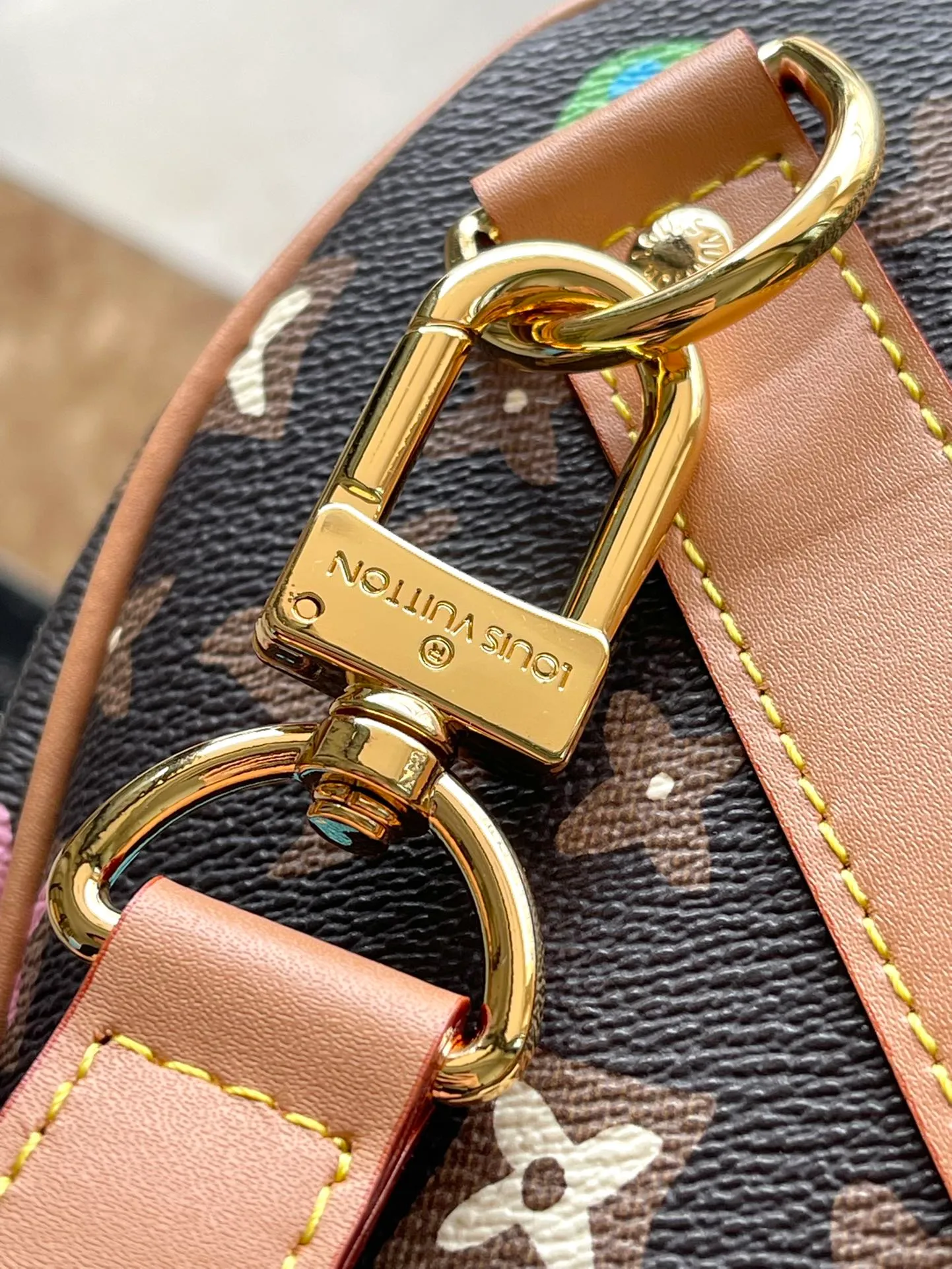 💰1180 Top original order M24901 KEEPALL BANDOULIERE This Keepall Bandouliere50 travel bag is made of colorful Monogram Craggy canvas, showing Tyler's hand-painted Monogram pattern, daisies and hard dog elements. Fine cow leather wraps the top handles, side straps, detachable shoulder strap and detachable wave-effect nameplate. Dimensions: 50 × 29 × 26 cm