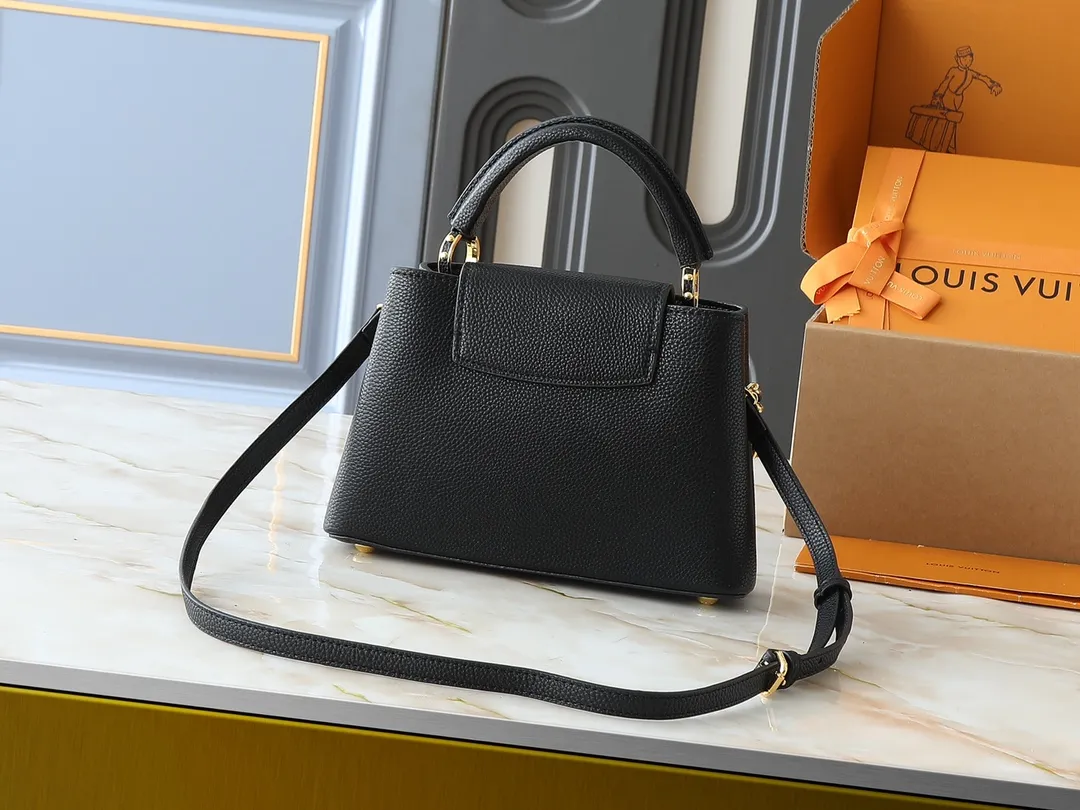 💰420💰Guangzhou goods Upgraded original M12345 M12346 M12279 M11908 M11906 This Capucines BB handbag is from the Trilogy series, using Taurillon cow leather and dazzling metal parts to convey elegant style. The gorgeous chain is embellished with a mini padlock and an enamel Monogram flower. The flap can be placed externally or internally to open multiple pockets. The sophisticated design allows for a variety of carrying experiences. Dimensions: 27.0 x 17.3 x 9.0 cm (length x height x width)