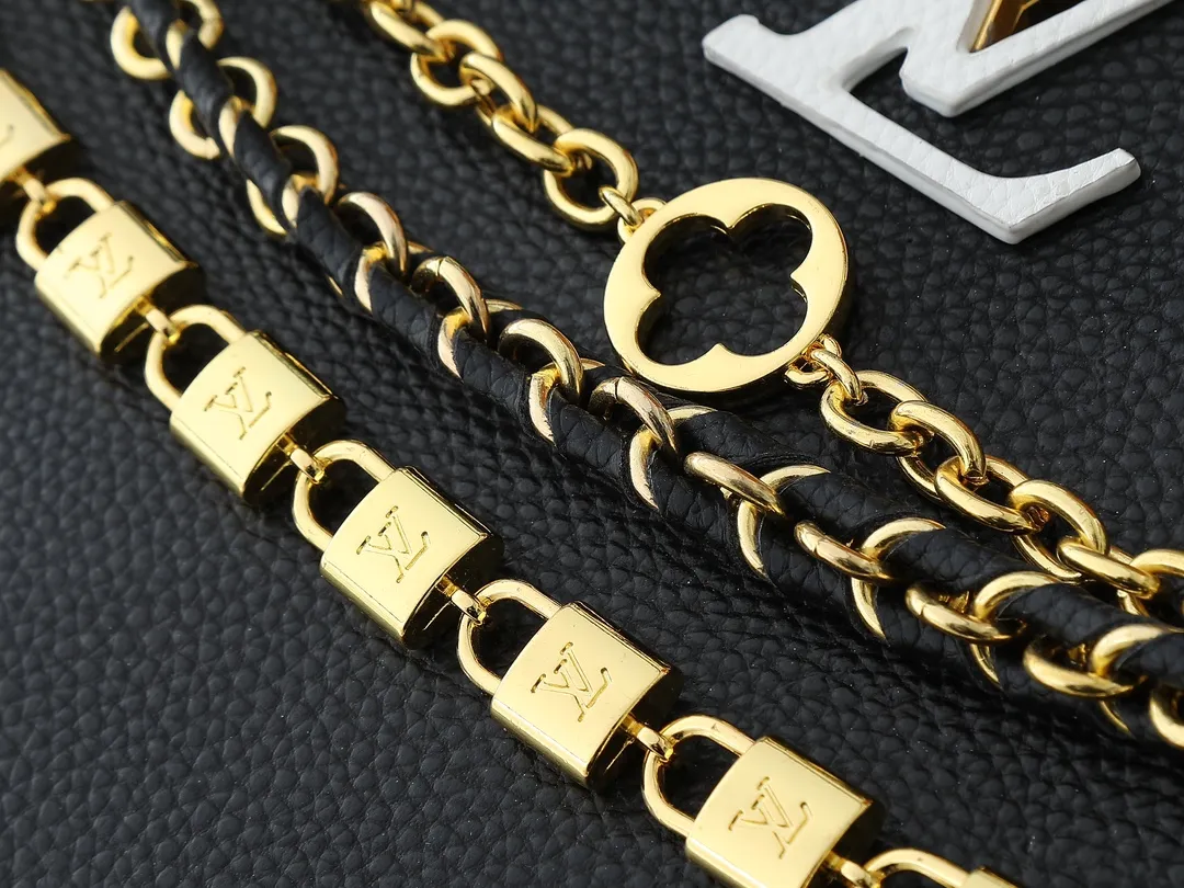💰420💰Guangzhou goods Upgraded original M12345 M12346 M12279 M11908 M11906 This Capucines BB handbag is from the Trilogy series, using Taurillon cow leather and dazzling metal parts to convey elegant style. The gorgeous chain is embellished with a mini padlock and an enamel Monogram flower. The flap can be placed externally or internally to open multiple pockets. The sophisticated design allows for a variety of carrying experiences. Dimensions: 27.0 x 17.3 x 9.0 cm (length x height x width)