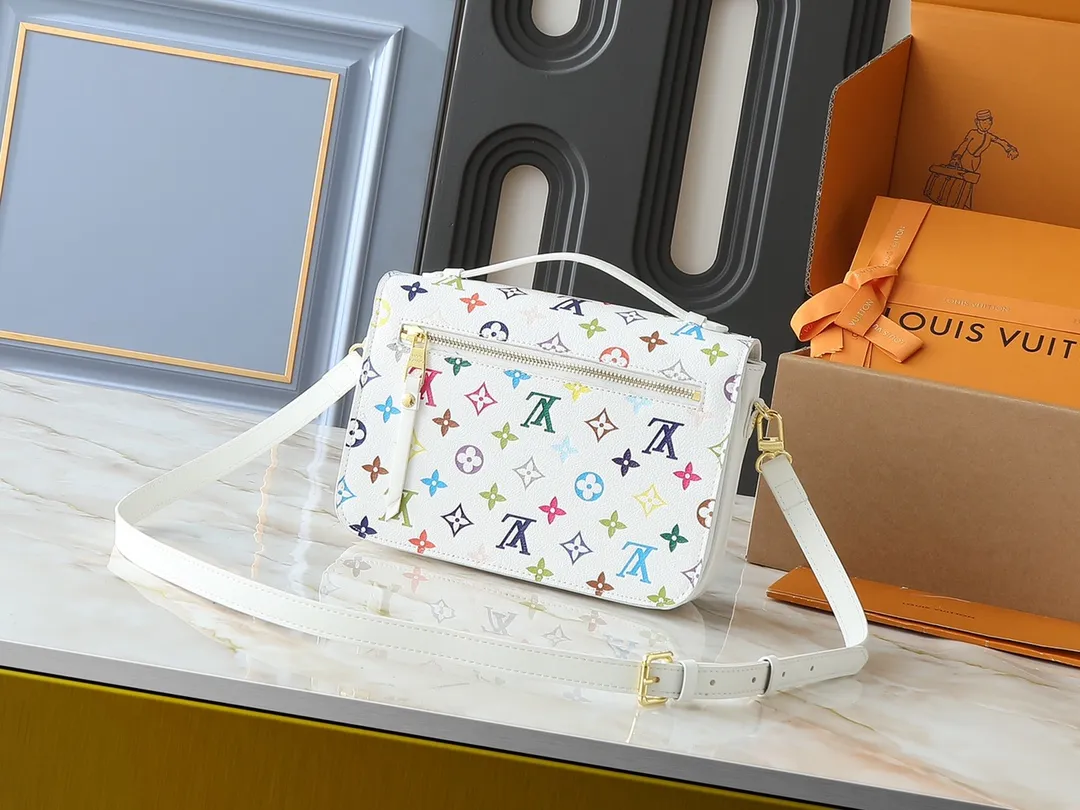 💰260💰Upgraded from the original M40780 M41487 Takashi Murakami co-branded POCHETTE MÉTIS handbag. The Pochette Métis handbag interprets the classic college backpack with a restrained yet ingenious design. Soft Monogram Empreinte leather creates a compact and flexible structure that hides plenty of space. Dimensions: 25 x 19 x 7 cm (length x height x width)