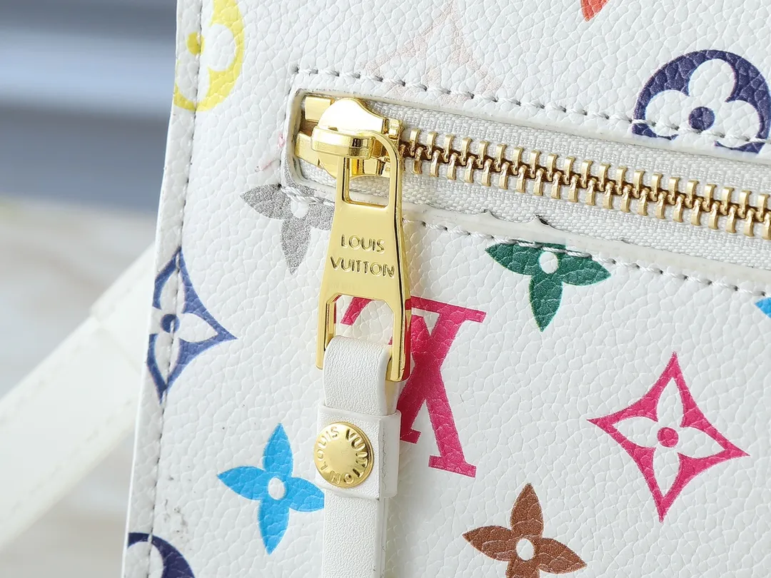 💰260💰Upgraded from the original M40780 M41487 Takashi Murakami co-branded POCHETTE MÉTIS handbag. The Pochette Métis handbag interprets the classic college backpack with a restrained yet ingenious design. Soft Monogram Empreinte leather creates a compact and flexible structure that hides plenty of space. Dimensions: 25 x 19 x 7 cm (length x height x width)