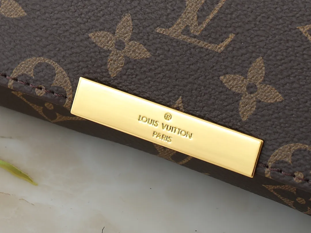 💰160💰Upgraded original M40717 presbyopic N41277 white check N41276 brown check This is a small and lightweight handbag made of Monogram canvas. It is a classic style that you can carry on any occasion. The magnet adsorption buckle is more convenient to use. Dimensions: 24.0 x 14.0 x 5.0 cm (length x height x width)