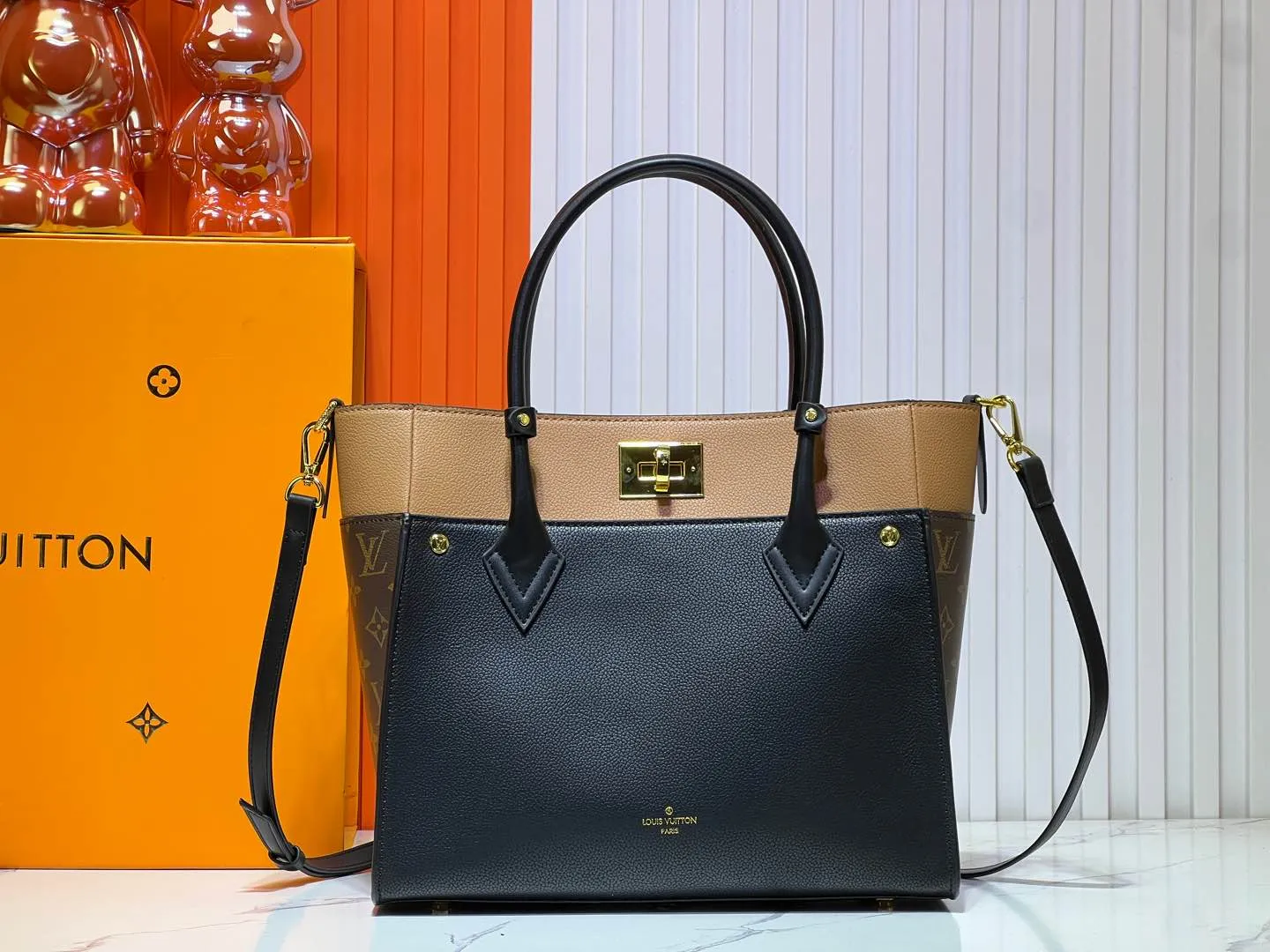 Batch 340💰Upgraded original version [M53826 black embroidery M53825 apricot embroidery M53824 MM53823 presbyopia with black]🔥On My Side handbag shows the elegant fusion of calfskin and classic Monogram canvas. Contrasting canvas shapes the large outer pocket, creating a trompe l'oeil effect as if two handbags merge into one. Plenty of space can easily accommodate office needs, and the adjustable shoulder strap allows for a cross-body style. Dimensions: 30.5 x 24.5 x 14 cm (Length x Height x Width) - Calfskin and Monogram coated canvas - Cowhide leather trim - Microfiber lining - 2 top handles for hand or elbow carry - Adjustable shoulder strap for shoulder or cross-body wear - Lock closure - 2 outer pockets with magnetic closure - Zip pocket - 1 patch pocket